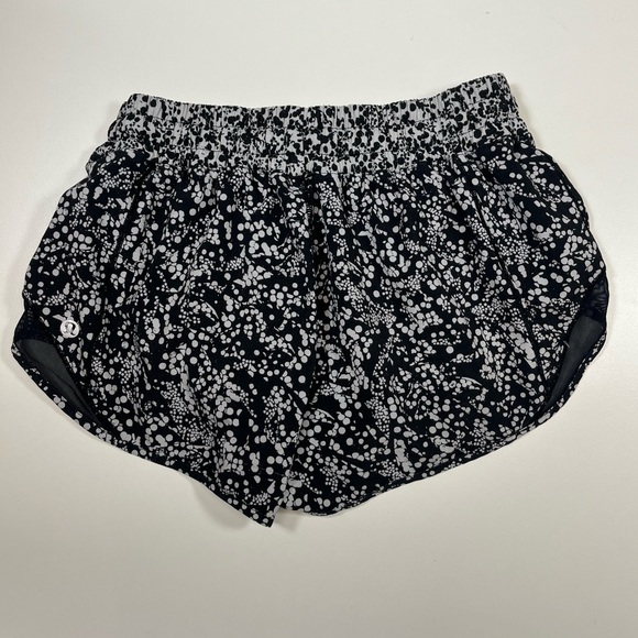 Lululemon Hotty Hot Shorts 2.5” Women’s Size 4 Chirasu Black /Alpine White - Picture 3 of 7
